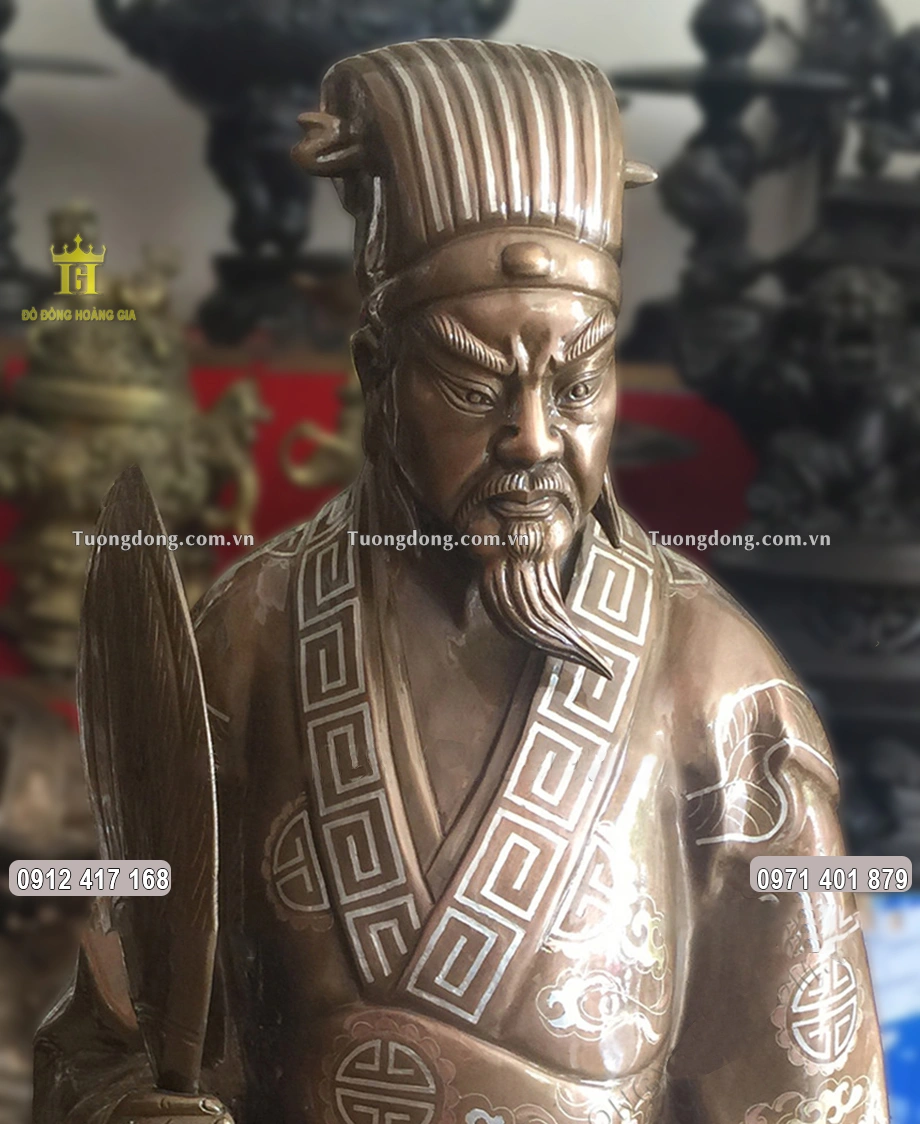 Tay phải của ông cầm quạt